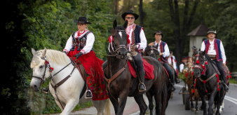 Korow&oacute;d Lach&oacute;w i G&oacute;rali ulicami Piwnicznej-Zdroju godz. 18:00