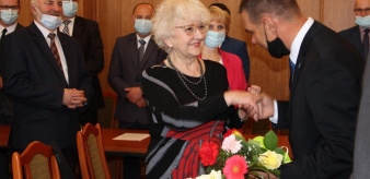 FOTORELACJA: AKT NADANIA Pani Barbarze Paluch tytuł Honorowego Obywatela Miasta i Gminy Piwniczna-Zdr&oacute;j Uchwałą Nr XXXII/256/2021 z dnia 29 kwietnia 2021 r.