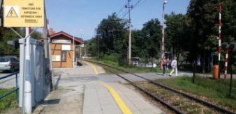 Rozkłady jazdy pociąg&oacute;w i autobus&oacute;w. Jak dojechać do Piwnicznej-Zdroju?