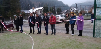 Oficjalny odbiór nowo budowanego boiska wielofunkcyjnego przy Szkole Podstawowej nr 2 w Piwnicznej-Zdroju w Kosarzyskach