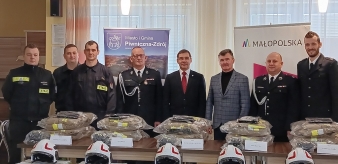 Przekazanie odzieży specjalistycznej dla strażak&oacute;w z terenu Miasta i Gminy Piwniczna-Zdr&oacute;j