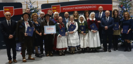 Działacze kultury nagrodzeni przez starostę w tym m.in. Krystyna Durlak, Andrzej Tomasiak oraz Zespół Regionalny „Dolina Popradu”