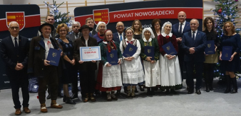 Działacze kultury nagrodzeni przez starostę w tym m.in. Krystyna Durlak, Andrzej Tomasiak oraz Zespół Regionalny „Dolina Popradu”