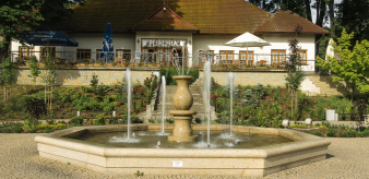 Zapraszamy na plenerową wystawę pt. "Archiwalny Fotoplastikon Piwniczna-Zdr&oacute;j" w dniach 26.06 - 28.07.2026 r. Park Zdrojowy