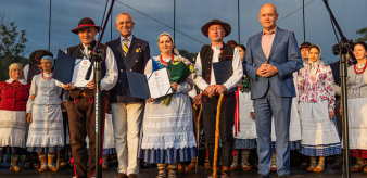 Krzyż Małopolski dla członk&oacute;w Zespołu Regionalnego &bdquo;Dolina Popradu&rdquo;
